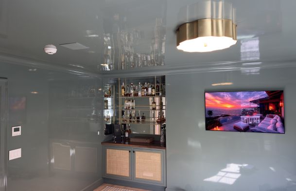 Luxurious Home Bar with High-Gloss Finishes and Entertainment